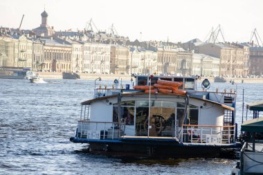 Binalar, sokaklar, köprüler, nehirler ve kanallar St. Petersburg, Rusya'nın görünümü.