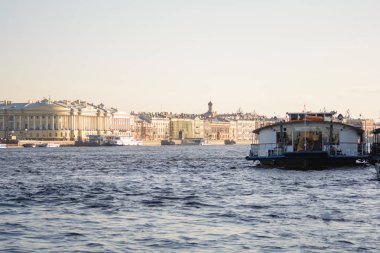 Binalar, sokaklar, köprüler, nehirler ve kanallar St. Petersburg, Rusya'nın görünümü.