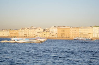 Binalar, sokaklar, köprüler, nehirler ve kanallar St. Petersburg, Rusya'nın görünümü.