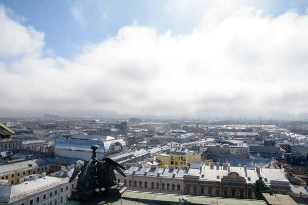 Vista de edificios, calles, puentes, ríos y canales de San Petersburgo, Rusia . — Foto de Stock