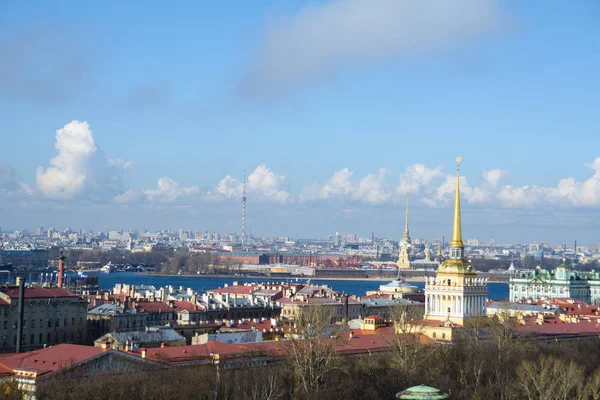 View of buildings, streets, bridges, rivers and canals of St. Petersburg, Russia. — Stock Photo, Image