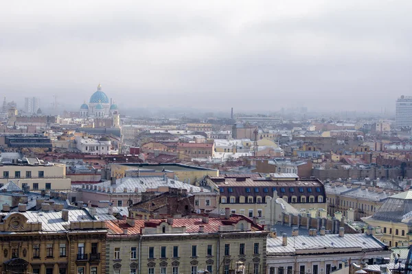 Vista de edificios, calles, puentes, ríos y canales de San Petersburgo, Rusia . — Foto de Stock