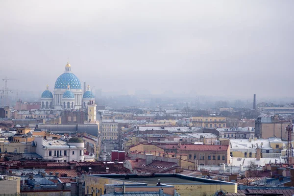 Vista de edificios, calles, puentes, ríos y canales de San Petersburgo, Rusia . — Foto de Stock