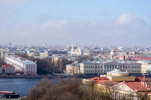 Vista de edificios, calles, puentes, ríos y canales de San Petersburgo, Rusia . — Foto de Stock