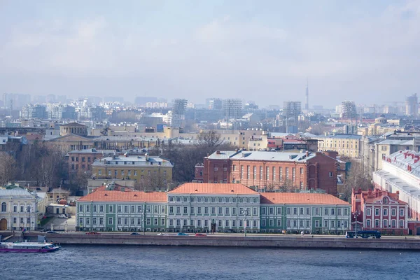 Вид зданий, улиц, мостов, рек и каналов Санкт-Петербурга, Россия . — стоковое фото