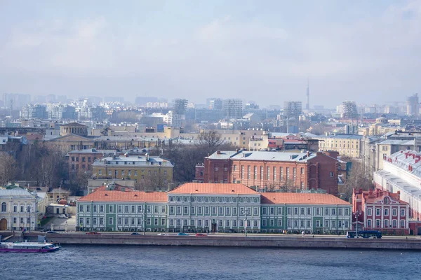 Vue des bâtiments, rues, ponts, rivières et canaux de Saint-Pétersbourg, Russie . — Photo