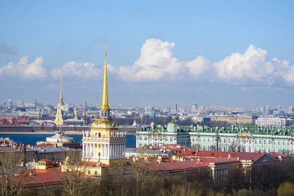 Vista de edificios, calles, puentes, ríos y canales de San Petersburgo, Rusia . — Foto de Stock