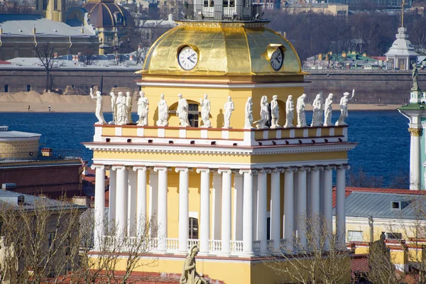 Vue des bâtiments, rues, ponts, rivières et canaux de Saint-Pétersbourg, Russie . — Photo