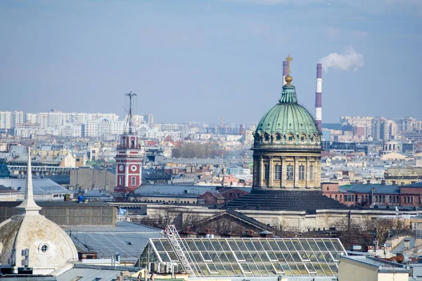 Utsikt over bygninger, gater, broer, elver og kanaler i St. Petersburg, Russland . – stockfoto