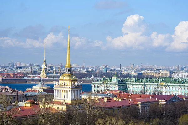 Utsikt över byggnader, gator, broar, floder och kanaler av St. Petersburg, Ryssland. — Stockfoto