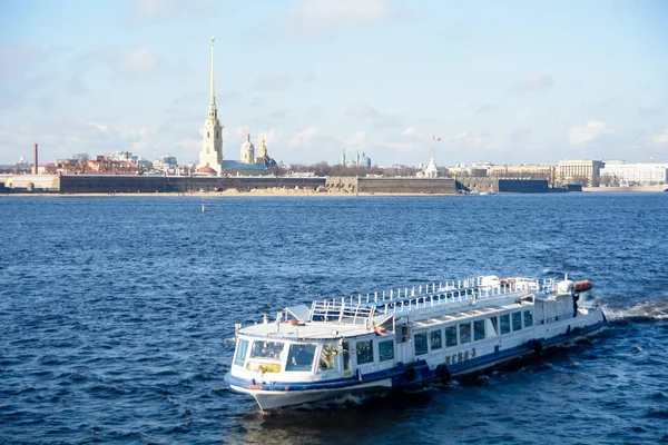 建物、通り、橋、川、サンクトペテルブルグ、ロシアの運河の眺め. — ストック写真