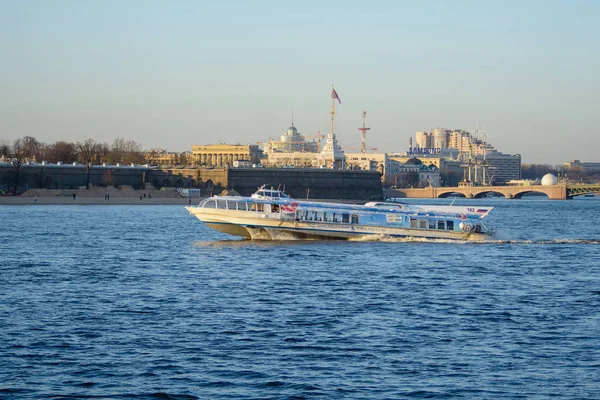 Vista de edificios, calles, puentes, ríos y canales de San Petersburgo, Rusia . —  Fotos de Stock