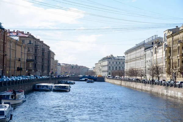 Vista de edifícios, ruas, pontes, rios e canais de São Petersburgo, Rússia . — Fotografia de Stock