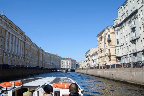Vista de edifícios, ruas, pontes, rios e canais de São Petersburgo, Rússia . — Fotografia de Stock