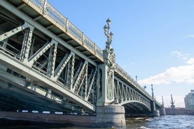 Binalar, sokaklar, köprüler, nehirler ve kanallar St. Petersburg, Rusya'nın görünümü.
