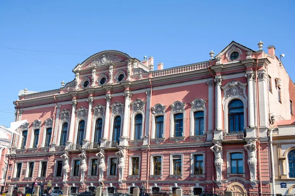 Vista de edificios, calles, puentes, ríos y canales de San Petersburgo, Rusia . — Foto de Stock