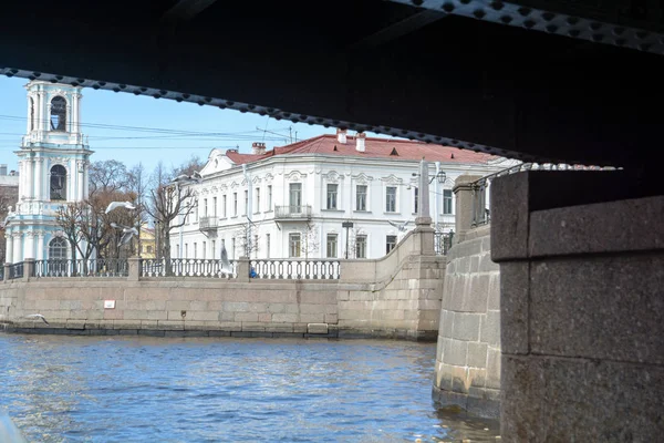 建物、通り、橋、川、サンクトペテルブルグ、ロシアの運河の眺め. — ストック写真