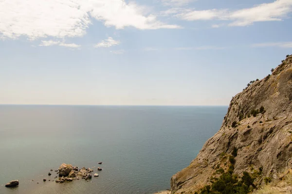 Красивый вид на крымское побережье Черного моря — стоковое фото