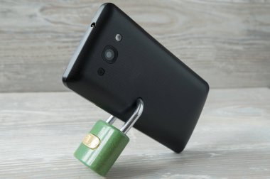 cep telefonu ekran üzerinden bir asma kilit ile