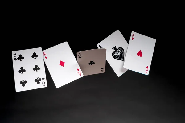 Speelkaarten Vliegen Een Donkere Achtergrond Poker Quads — Stockfoto
