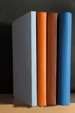 kitaplıktaki siyah arkaplanda defter günlüğü