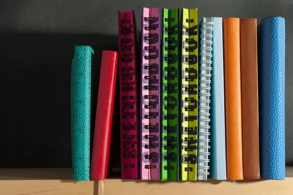 kitaplıktaki siyah arkaplanda defter günlüğü