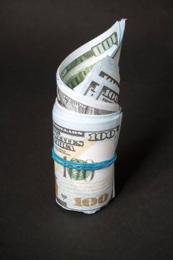 Beyaz arka planda 100 dolarlık banknotlar