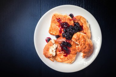 karanlık siyah chokeberry reçelli süzme peynir pasta