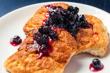 karanlık siyah chokeberry reçelli süzme peynir pasta