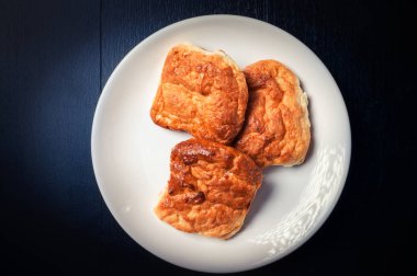 süzme peynir kek koyu arka plan üzerine