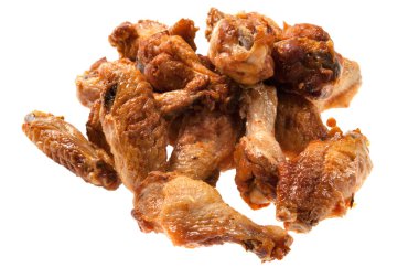 Beyaz arka plan üzerinde izole kızarmış tavuk kanatları