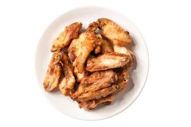 Beyaz arka plan üzerinde izole kızarmış tavuk kanatları