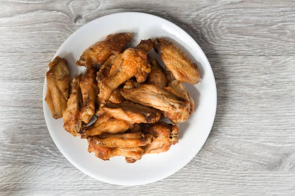 Asas Chiken Fritas Placa Branca Fundo Madeira — Fotografia de Stock