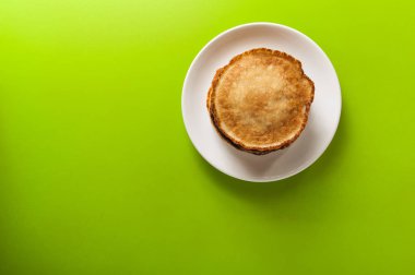 plaka üzerinde kızarmış krep yığını