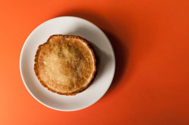 plaka üzerinde kızarmış krep yığını