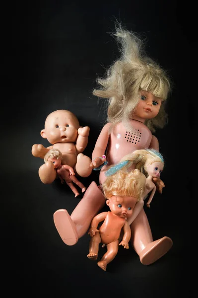 Różnych Baby Dolls Czarnym Tle — Zdjęcie stockowe