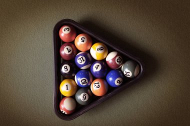 Bilardo masası yeşil malzeme ve bilardo topları ile