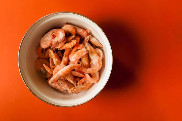 Camarones Crudos Recipiente Metal Sobre Fondo Rojo —  Fotos de Stock