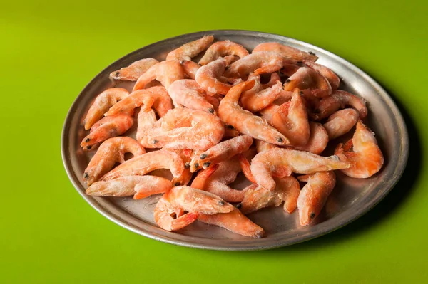 Shrimp on a metal tray on green — Stock Photo, Image