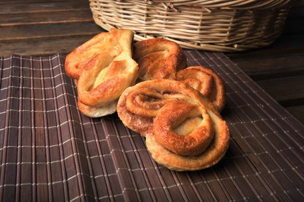 Pães Caseiros Forma Coração Massa Folhada Com Canela — Fotografia de Stock