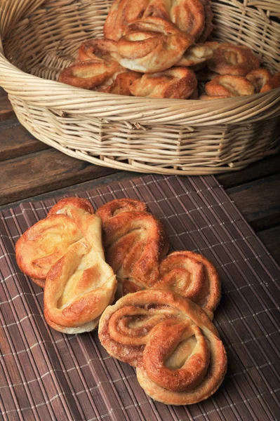 Puf Böreği Tarçın Ile Yapımı Çörekler Kalp Şeklinde — Stok fotoğraf