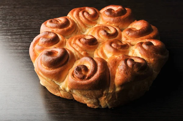 Gâteau Sucré Avec Confiture Sur Fond Sombre — Photo