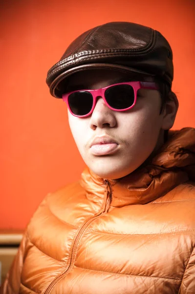 Joven Gafas Sol Con Montura Roja Gorra Cuero —  Fotos de Stock