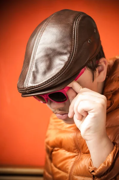 Jeune Homme Lunettes Soleil Avec Cadre Rouge Chapeau Cuir — Photo