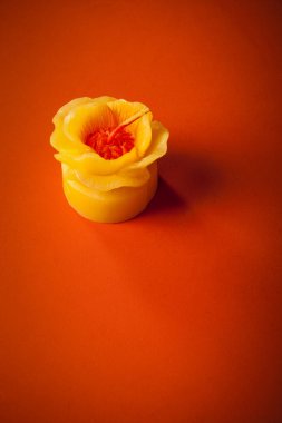 kırmızı zemin üzerine Dekoratif mumlar şeklinde çiçek