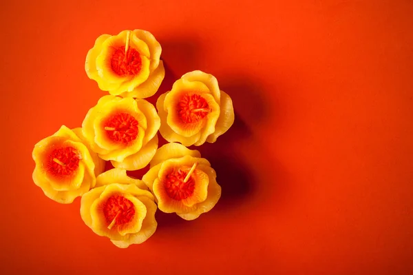 Квіткові Декоративні Свічки Червоному Тлі — стокове фото