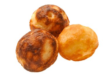 Ev yapımı tatlı çörek topları beyaz izole