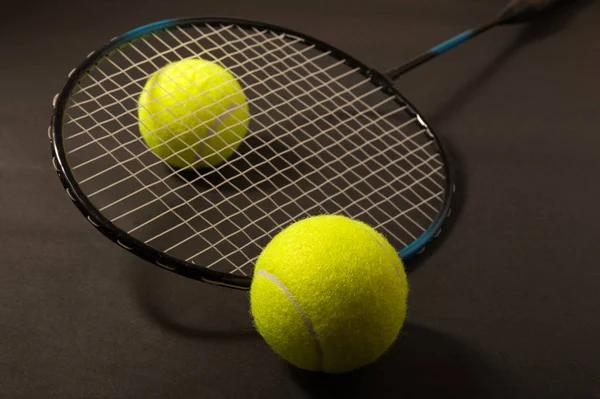 Tennisboll Och Racket Mörk Bakgrund — Stockfoto