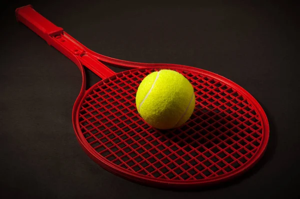 Balle Tennis Raquette Sur Fond Sombre — Photo