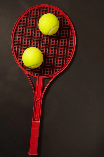 Два тенісних м'яча і ракетка — стокове фото